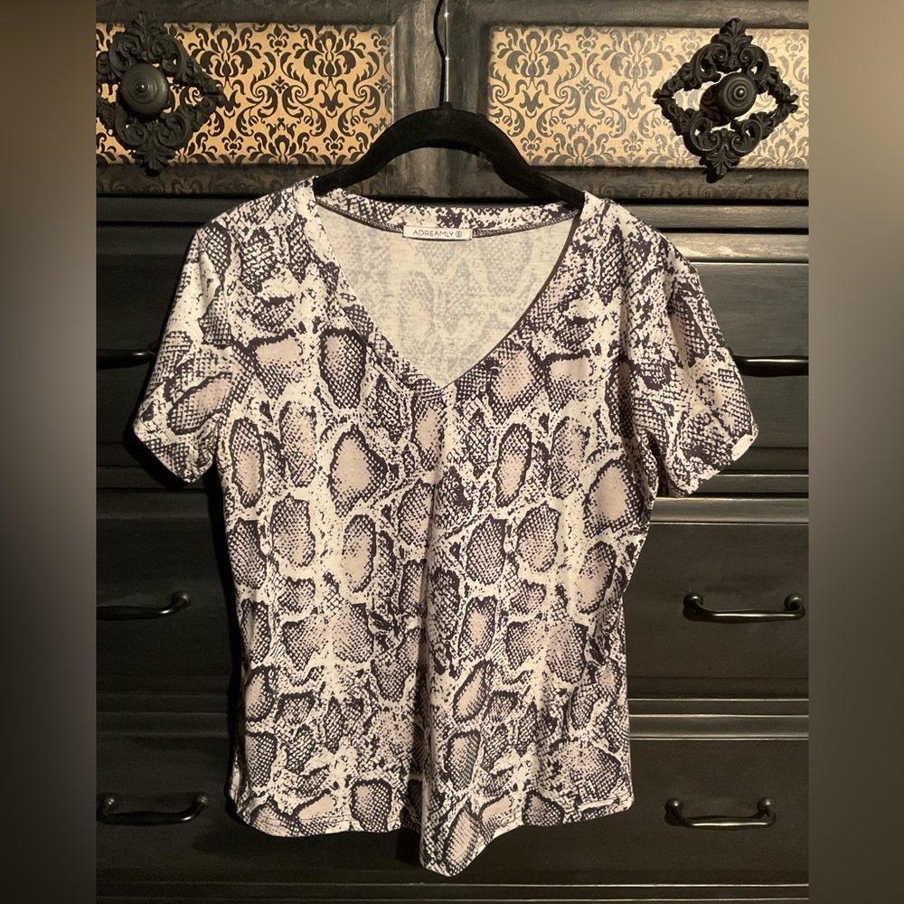 Gray and Black Snake Print Short Sleeve Tee